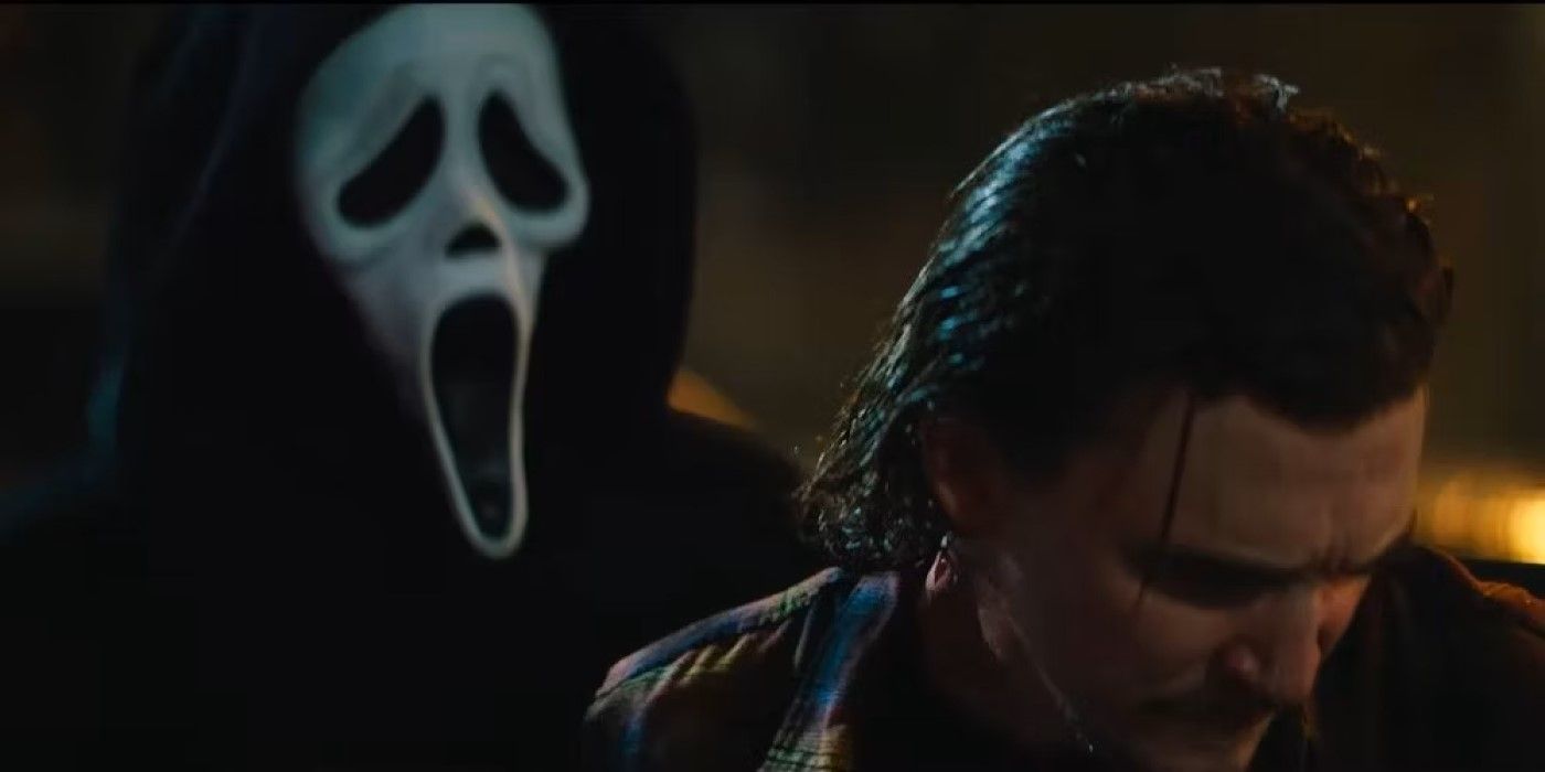 Ghostface approaches Vince (Kyle Gallner) from behind in 'Scream'