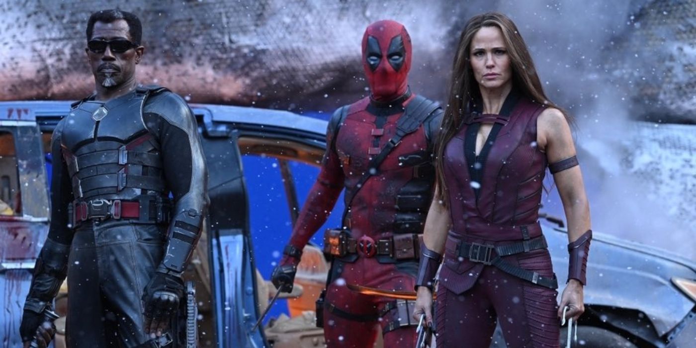 Blade, Deadpool y Elektra listos para la acción con un auto destartalado detrás de ellos.