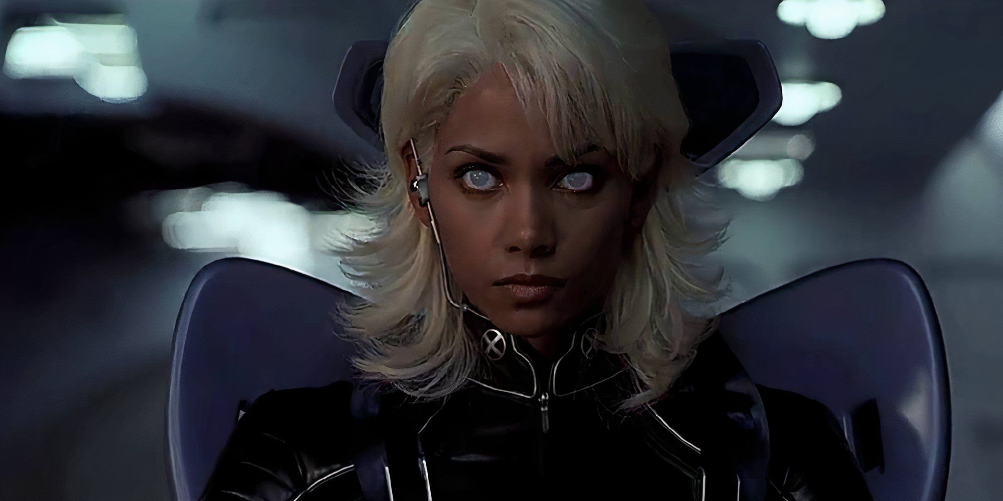 Halle Berry, quien interpreta a Storm en X2, está sentada en una silla.