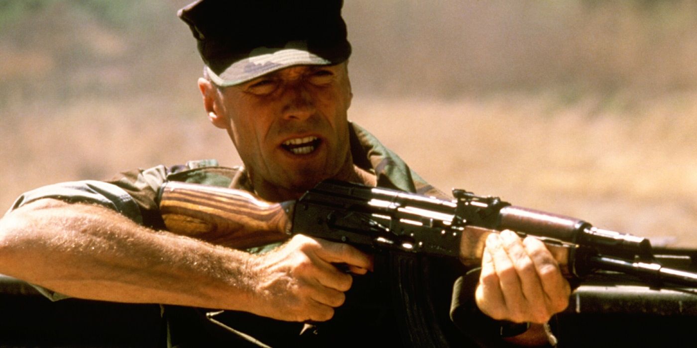 Clint Eastwood interpreta a Tom Highway sosteniendo un rifle en Heartbreak Ridge