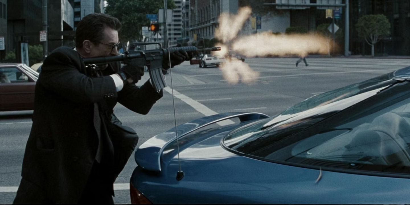 Robert De Niro dispara un rifle durante un tiroteo en Heat de Michael Mann