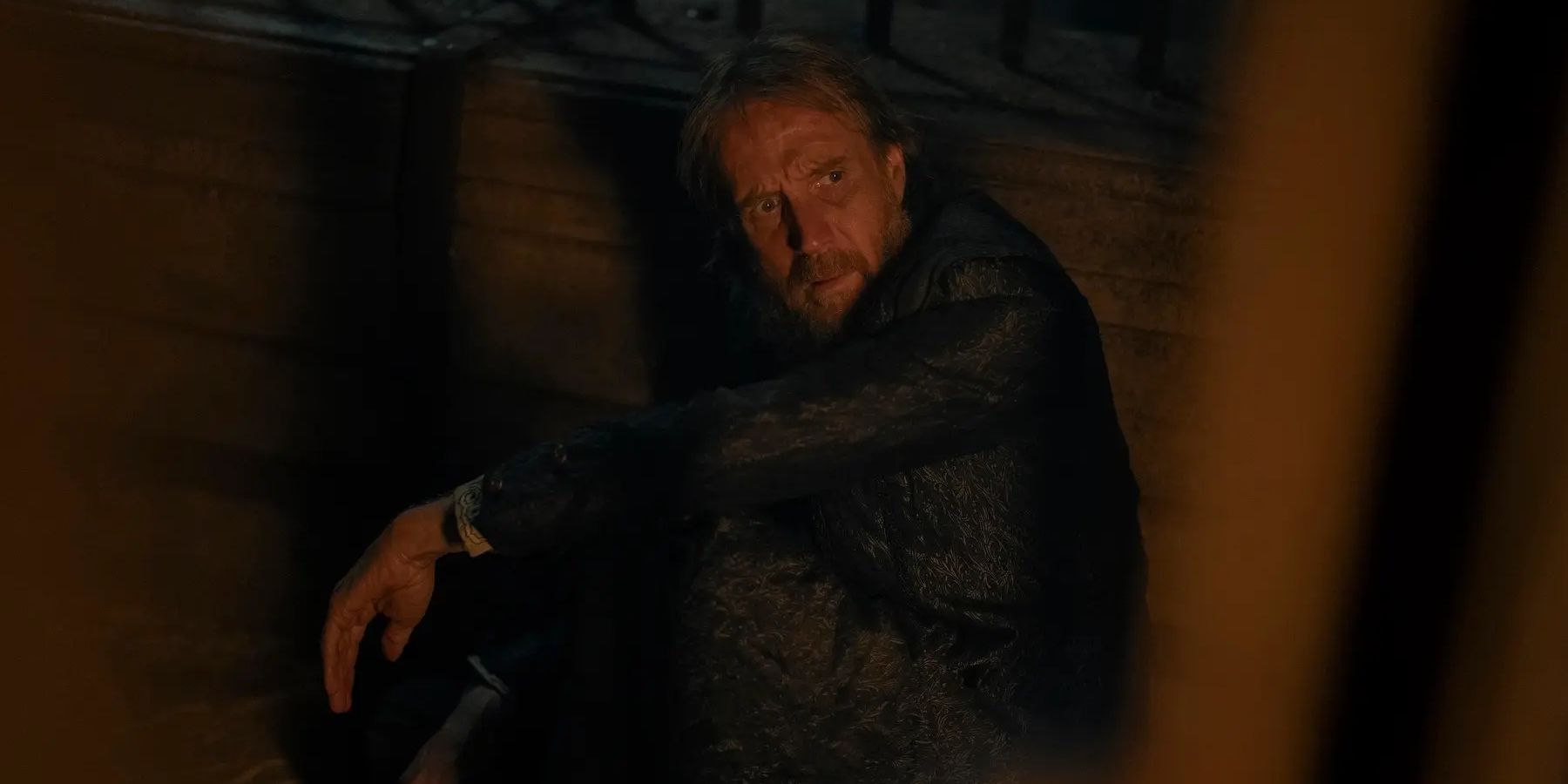 Otto Hightower (Rhys Ifans) en su celda en el final de la temporada 2 de House of the Dragon