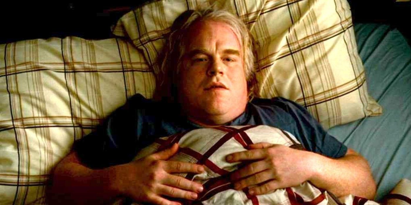 Philip Seymour Hoffman como Jack acostado en la cama en 