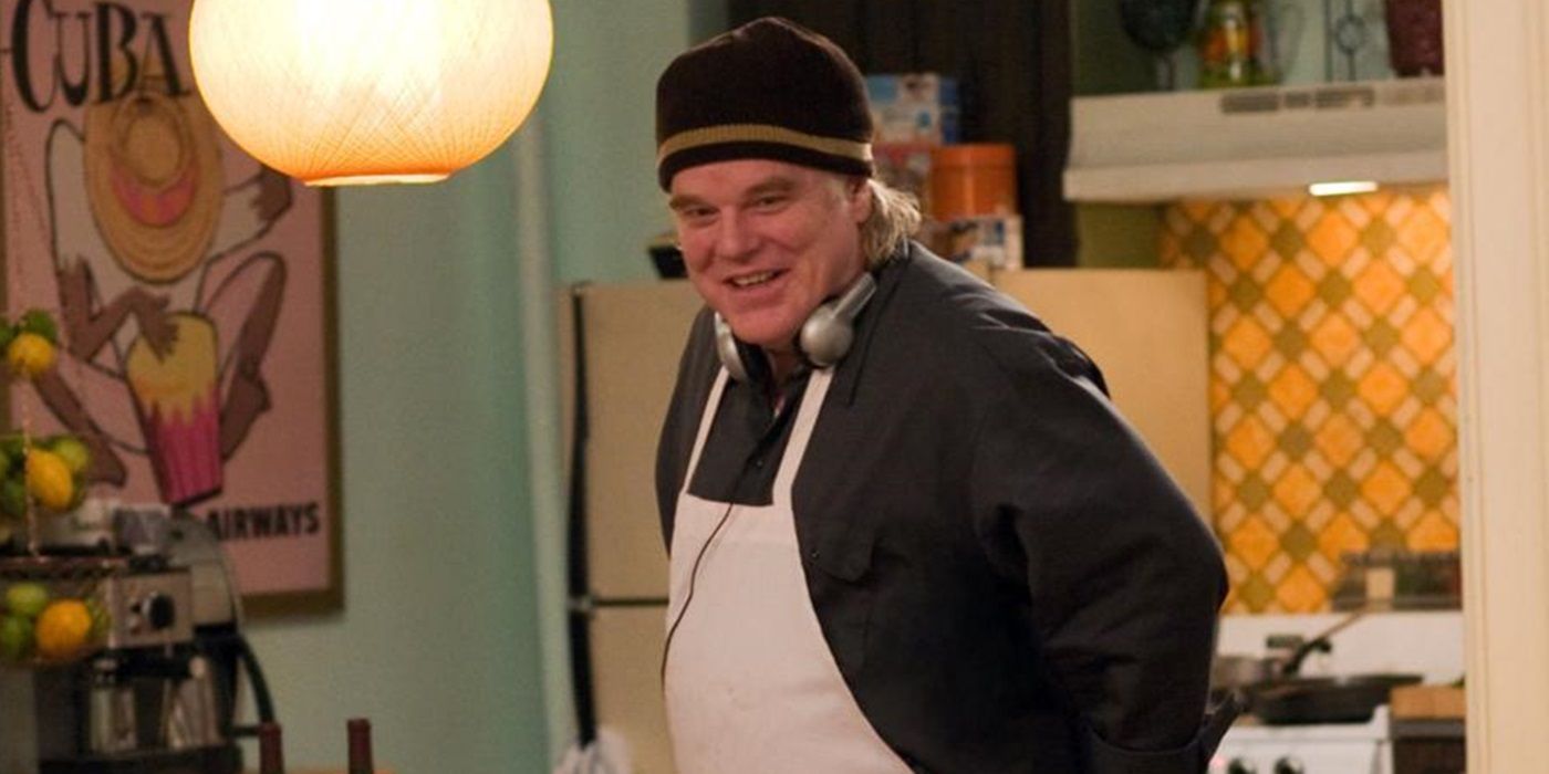 Philip Seymour Hoffman como Jack parado en medio de la sala de estar en Jack's Boating