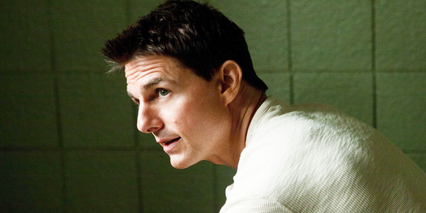 Tom Cruise as Jack Reacher in a bathroom in Jack Reacher