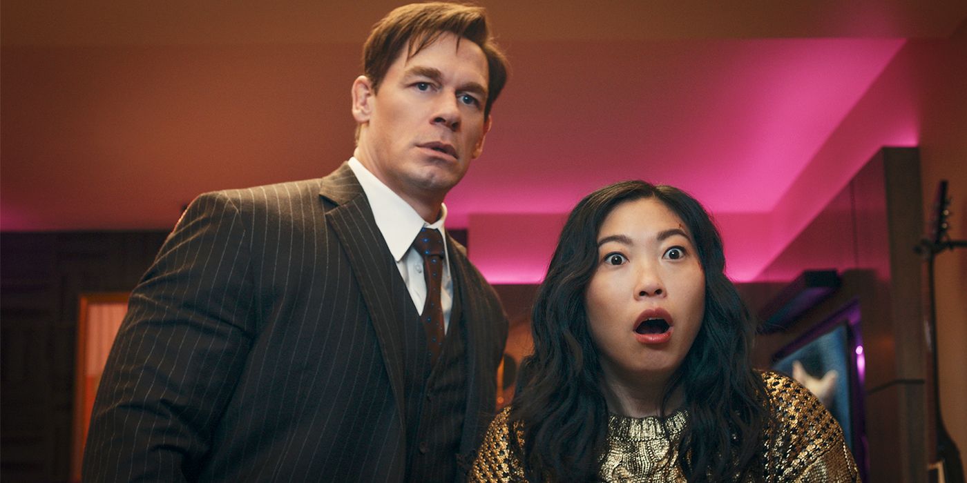 John Cena y Awkwafina miran fuera de cámara con asombro