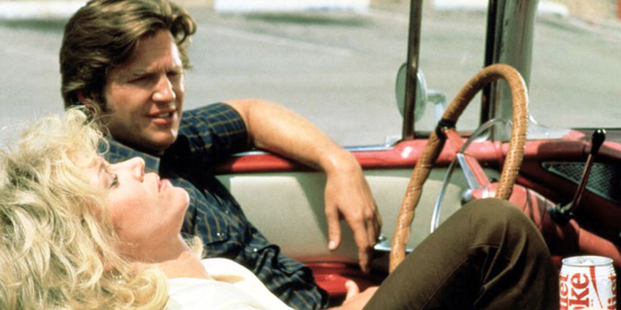 Jeff Bridges sitting in a car with Jane Fonda in The Morning After (1986)