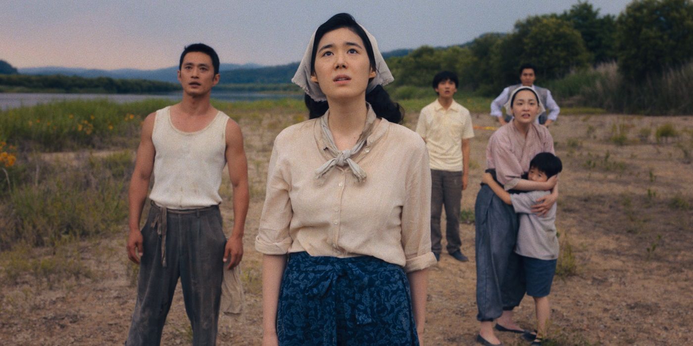 Jung Eun-chaoe, looking worried in the countryside, as Kyunghee in Pachinko Season 2