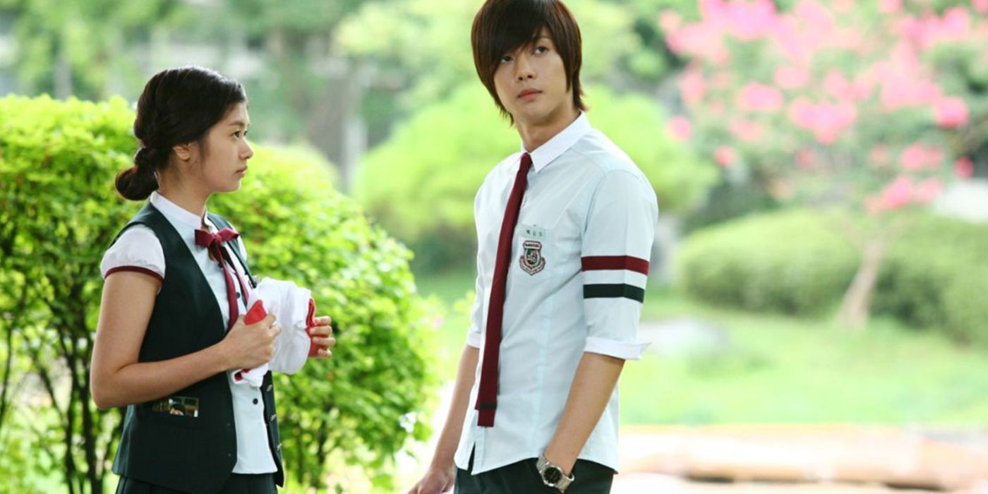 Jung So-Min standing next to Kim Hyun-Joong outside in the famous 2010 romance K-Drama 'Playful Kiss.'