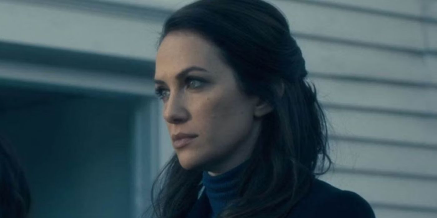 Kate Siegel as Theodora Cain staring straight ahead in 'The Haunting of Hill House'.