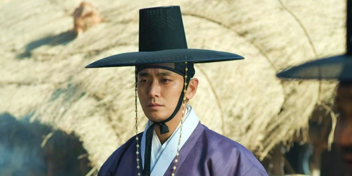 Ju Ji-hoon as Lee Chang wearing a black hat in Kingdom