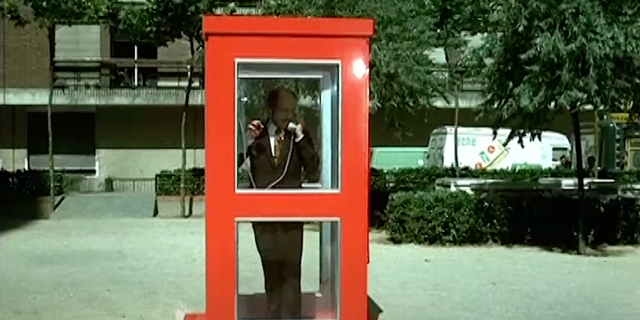 The man getting trapped in the phone booth in La Cabina