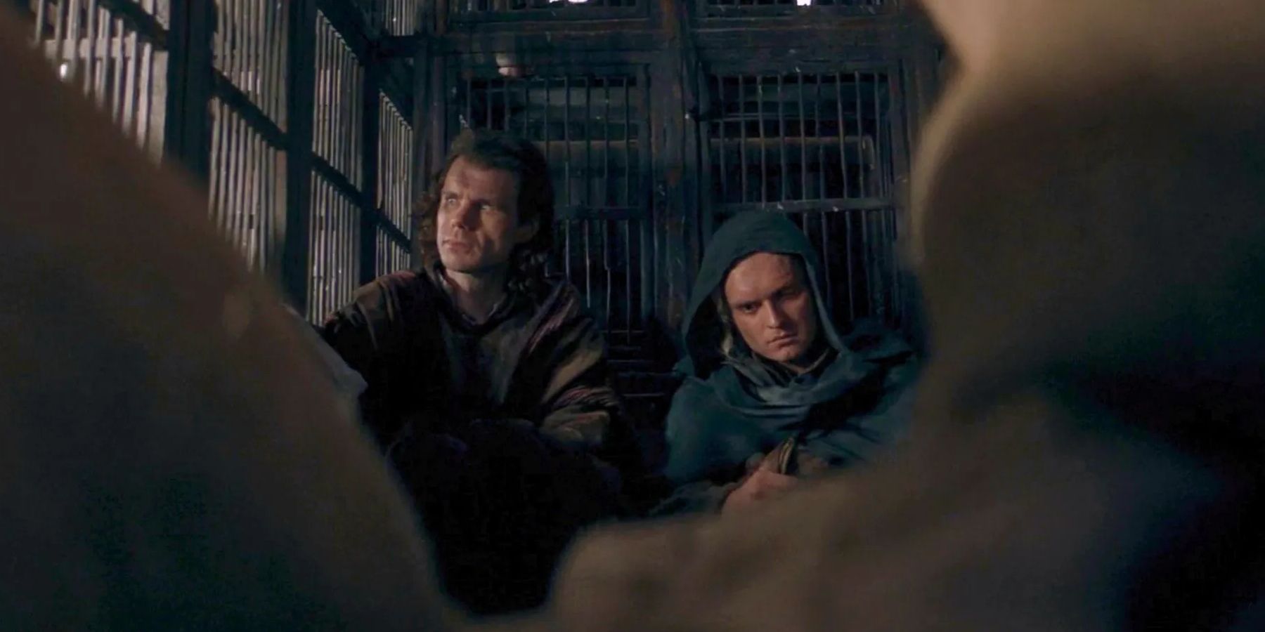 Tom Glynne-Carney como Aegon II e Matthew Needham como Larys em um carrinho que fugia do Rei's Landing In House of the Dragon Season 2 Episódio 8