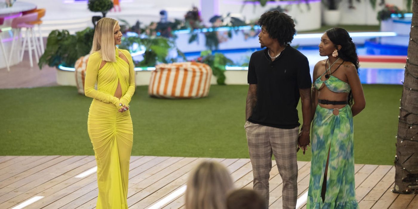 Ariana Madix stands next to Kordell Beckham holding Daia McGhee's hand on 'Love Island USA'