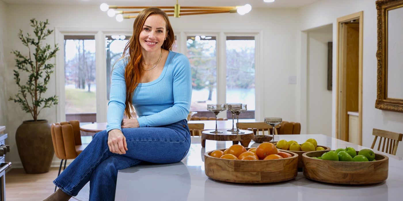 Mina Starsiak Hawke se sienta a la mesa del comedor filmando Good Bones: A New Beginning