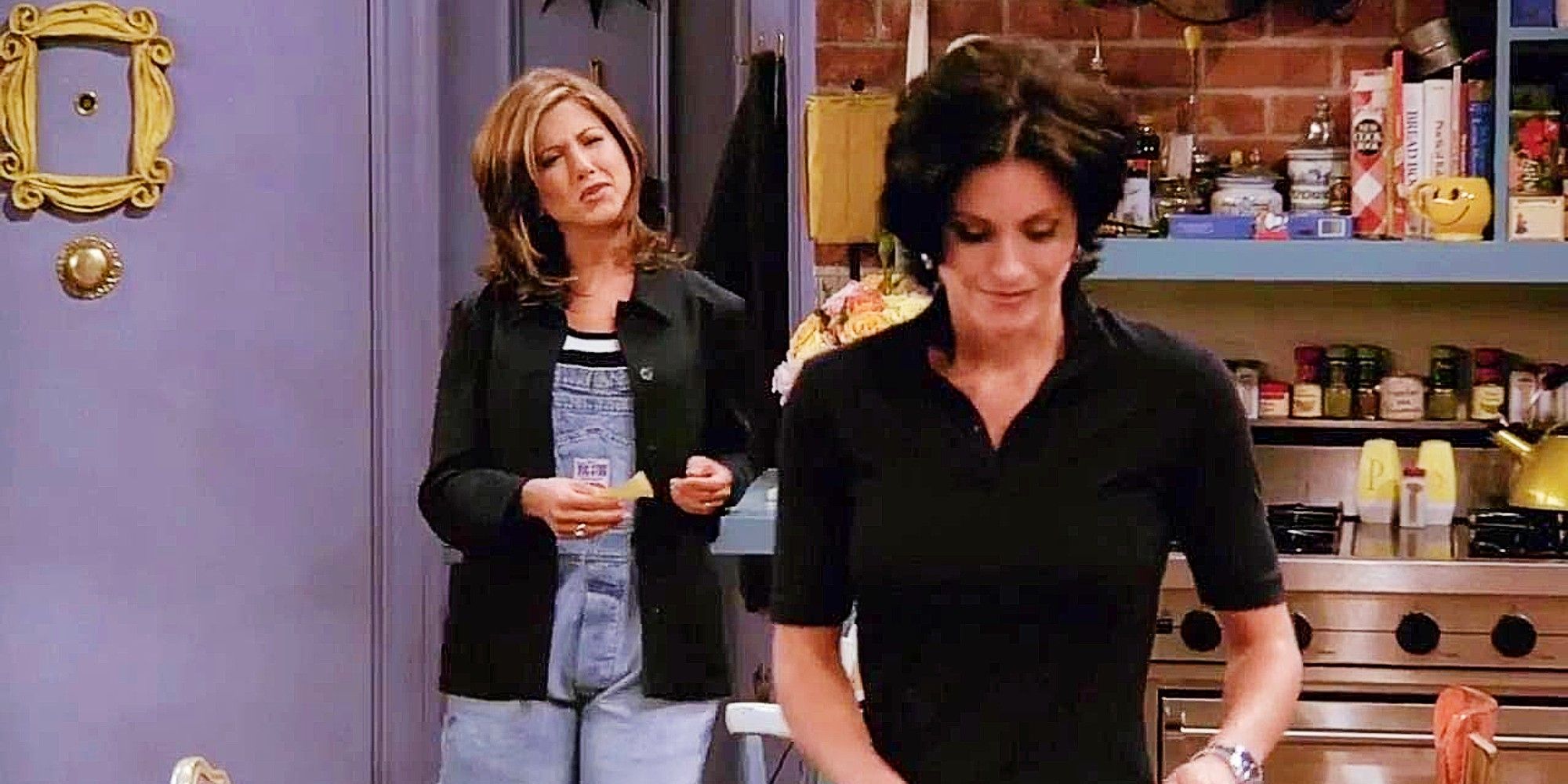 Rachel Green y Monica Geller se pelean en su apartamento en Friends