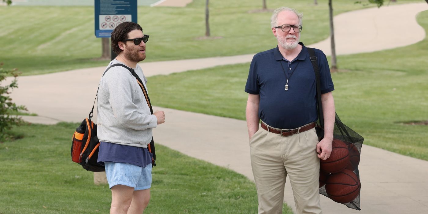 Danny, interpretado por Adam Pally, y Mitch, interpretado por Tracy Letts, están en el parque en Mr. Throwback.