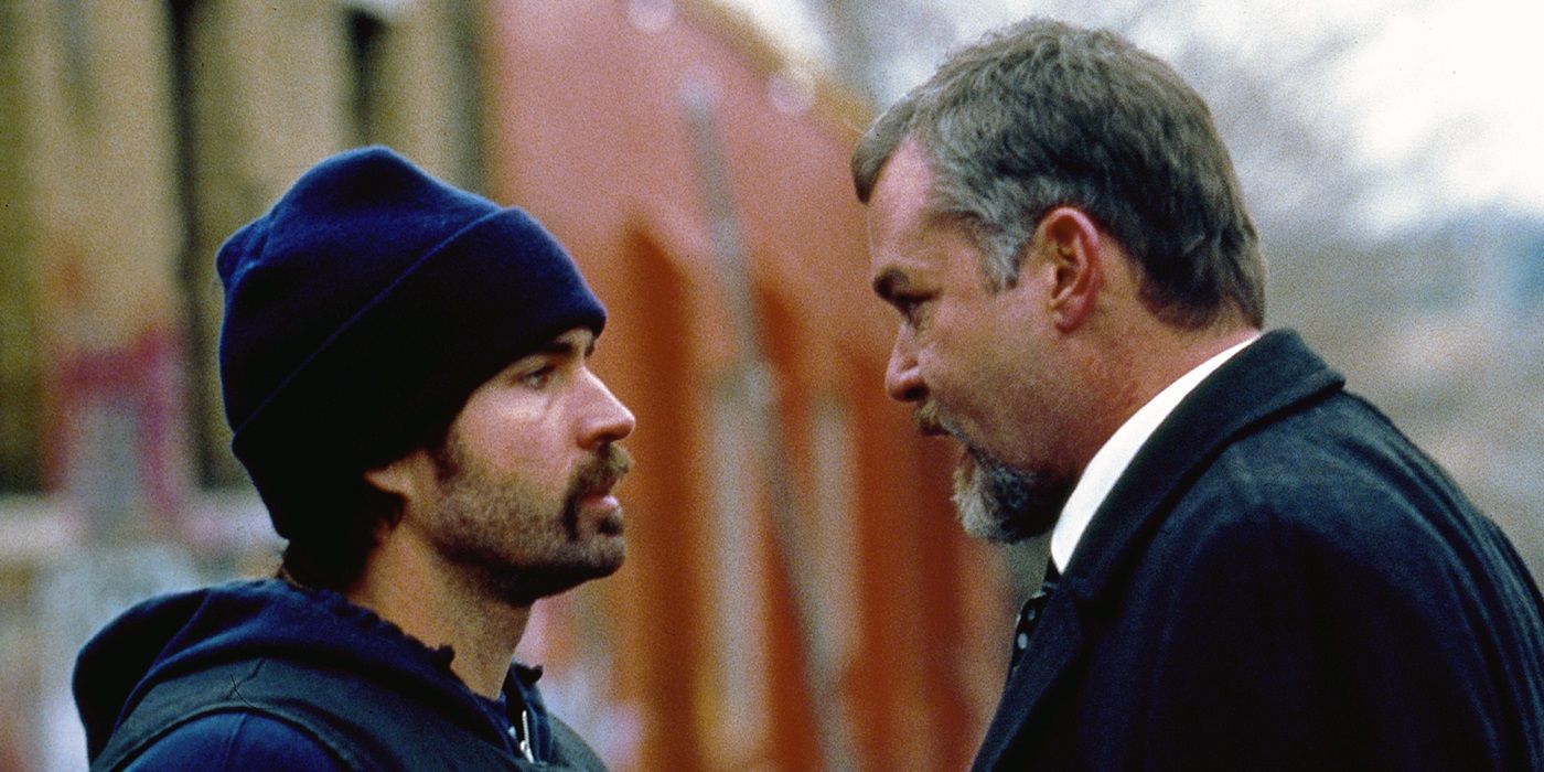 Jason Patric as Detective Nick Tellis and Ray Liotta as Lieutenant Henry Oak looking at each other in Narc