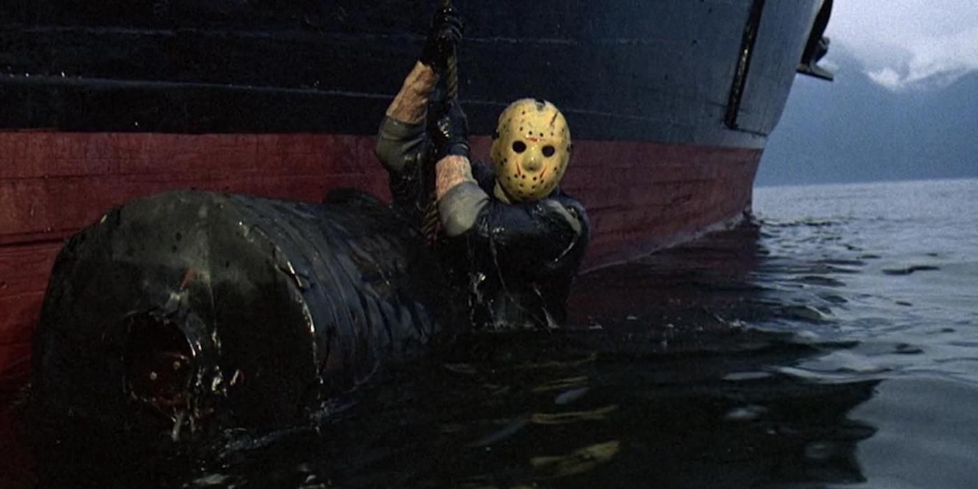 Kane Hodder como Jason Voorhees subindo em um navio em Sexta-feira 13 Parte VIII: Jason Conquista Manhattan