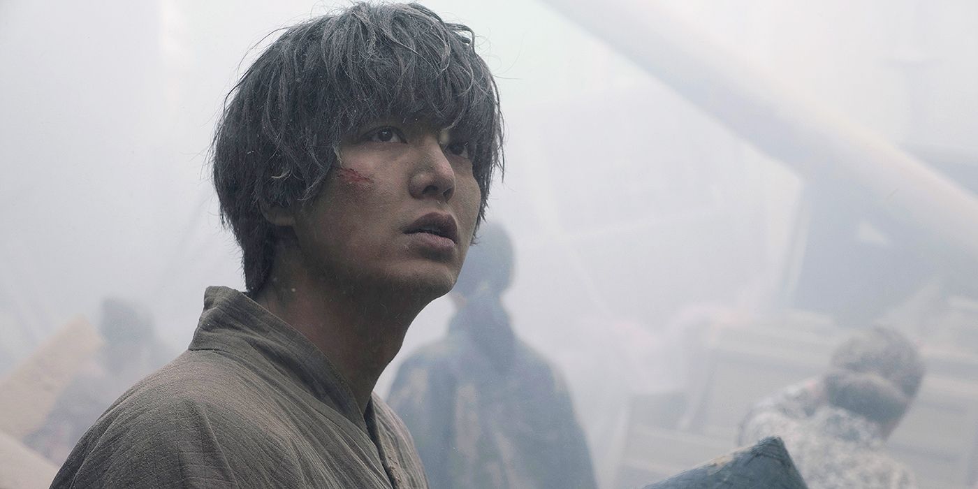 Lee Minho as Hansu looking up at the sky after an earthquake, covered in dust, in Pachinko Season 1 Episode 8