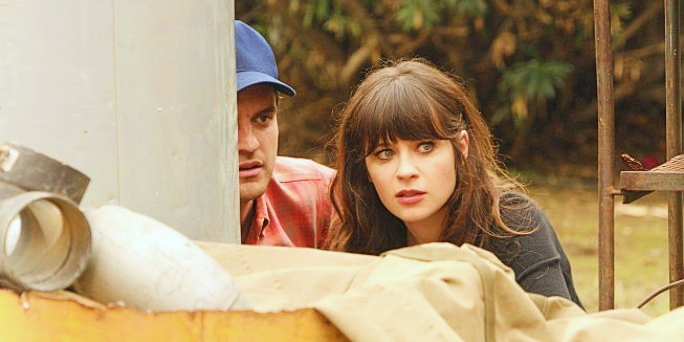 Fotograma de New Girl: Nick Miller y Jess Day escondidos detrás de un cobertizo