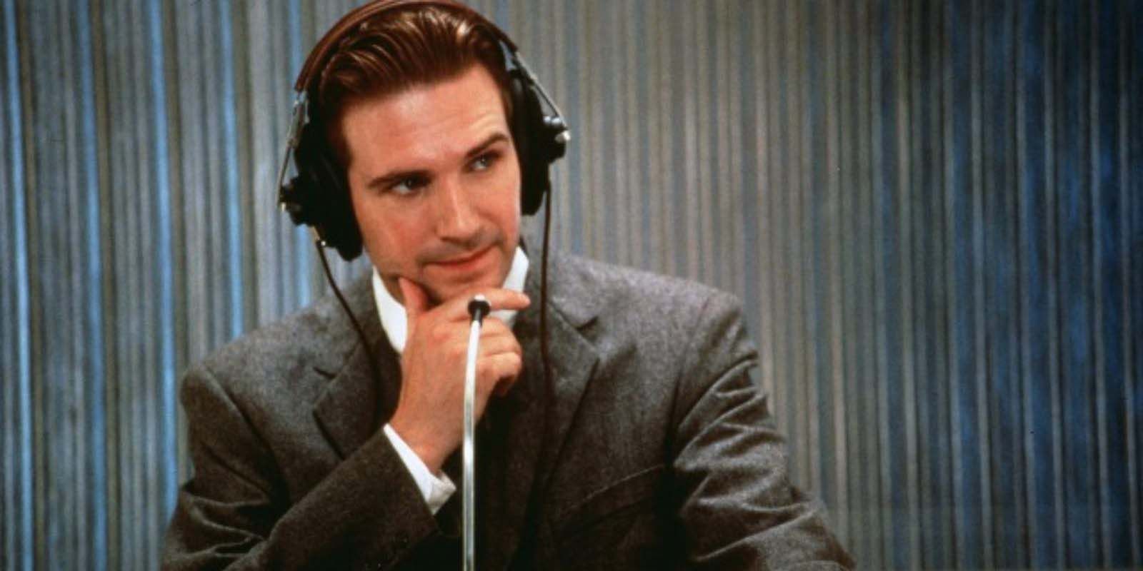 Ralph Fiennes listening to a question in Quiz Show