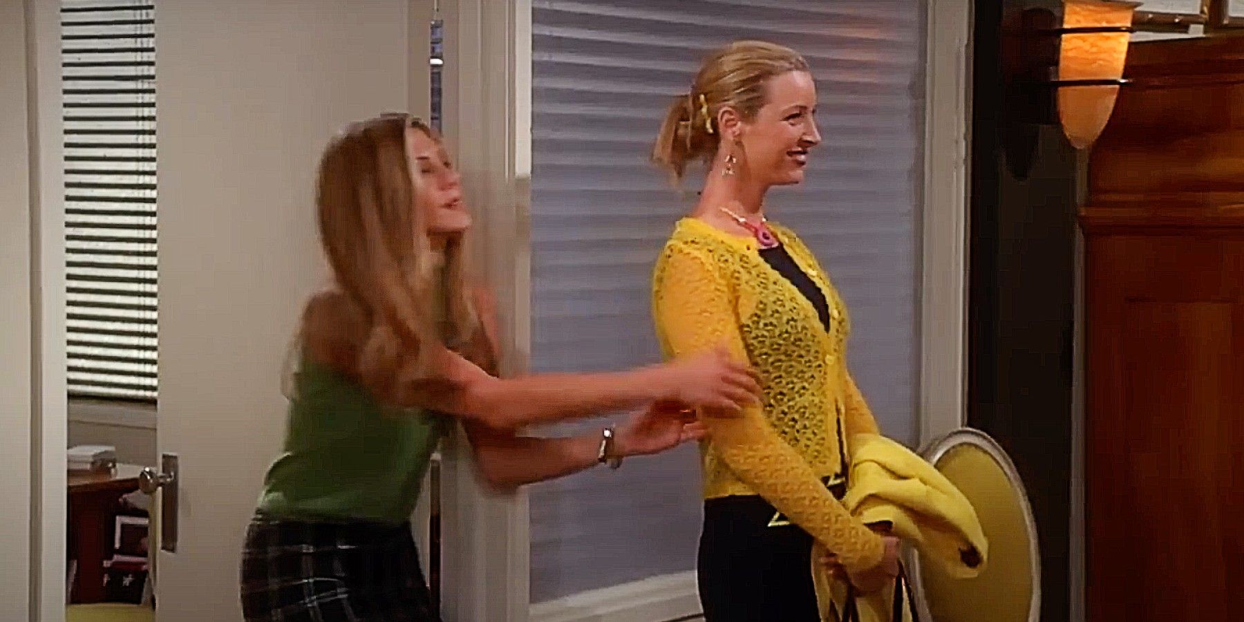 Rachel grabbing Phoebe's arm in Friends Season 7