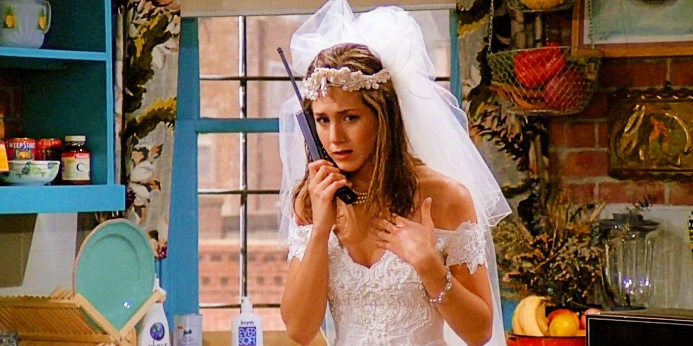 Rachel Green contesta el teléfono con un vestido de novia y velo en el piloto de Friends.