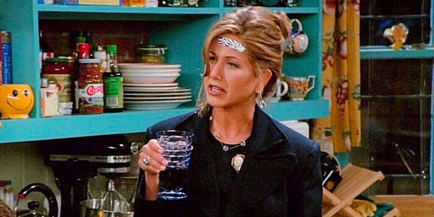 Rachel Green sosteniendo una taza con una curita en la temporada 2 de Friends