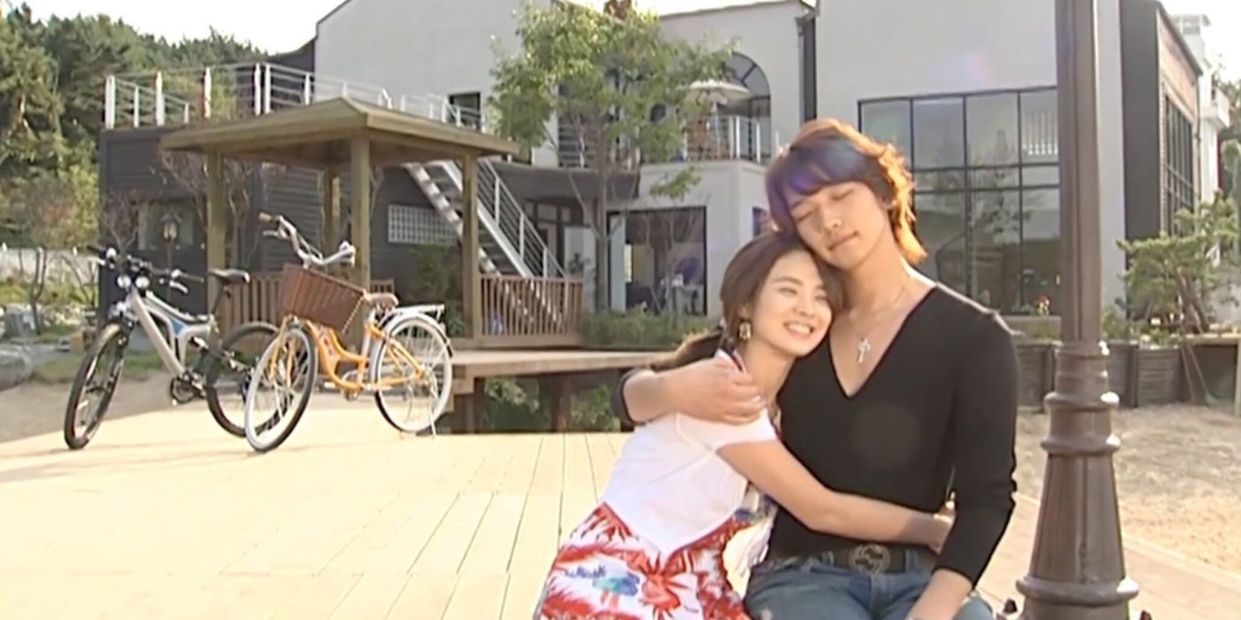 Rain and Song Hye-kyo embracing, sitting in front of their home, Full House