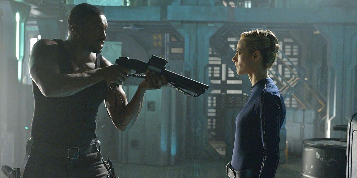 Roger Cross pointing laser gun at Zoie Palmer in Syfy&rsquo;s &lsquo;Dark Matter&rsquo;