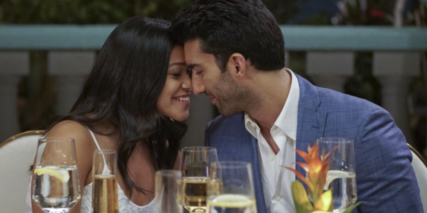 Gina Rodríguez y Justin Baldoni, quienes interpretan a Jane y Rafael en Jane the Virgin, se tocan la frente y sonríen.