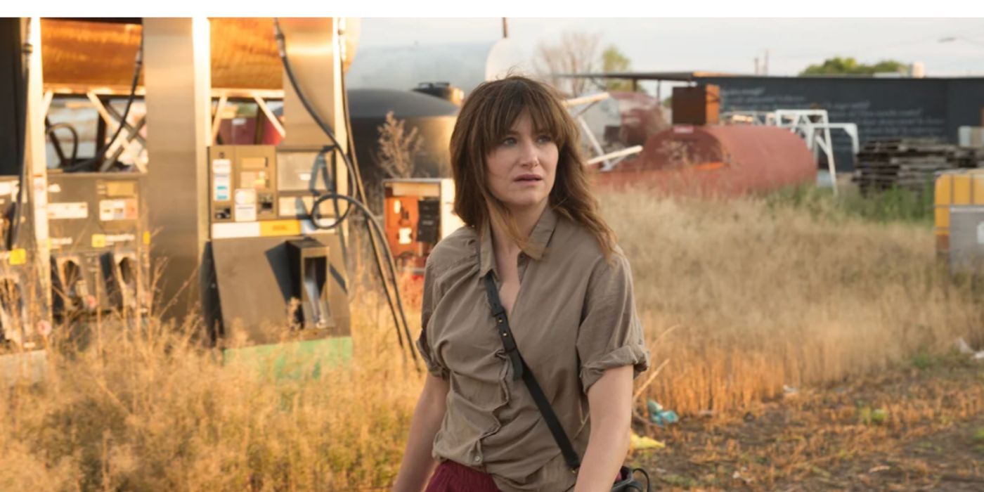 Kathryn Hahn as Chris wearing a button down shirt in front of a gas station in 'I Love Dick'