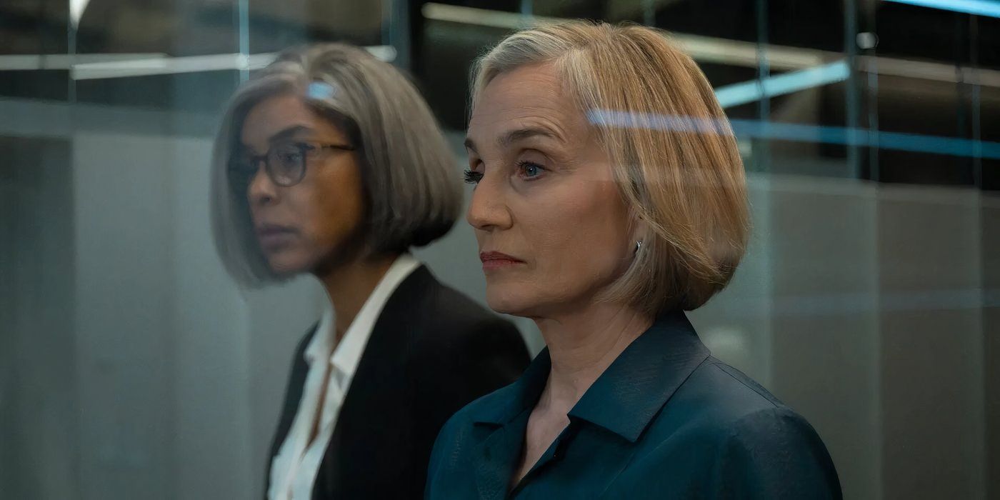 Kristin Scott Thomas y Sophie Okonedo lucen sombrías mientras caminan juntas dentro de un edificio comercial de Slowhorse.