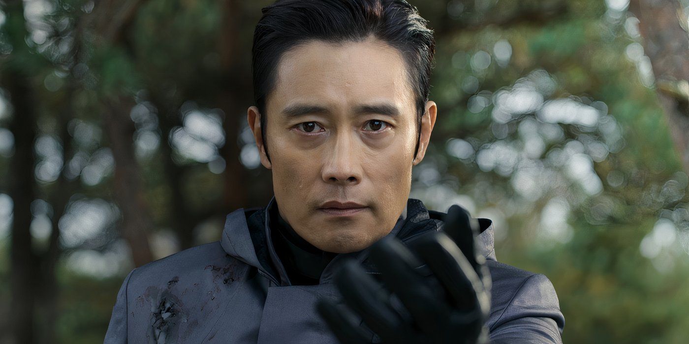 El líder Inho (Lee Byung-hun) extiende su mano.