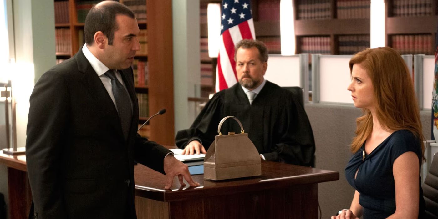 Rick Hoffman as Louis Litt cross examines Sarah Rafferty as Donna Paulsen in a mock trial in Suits.