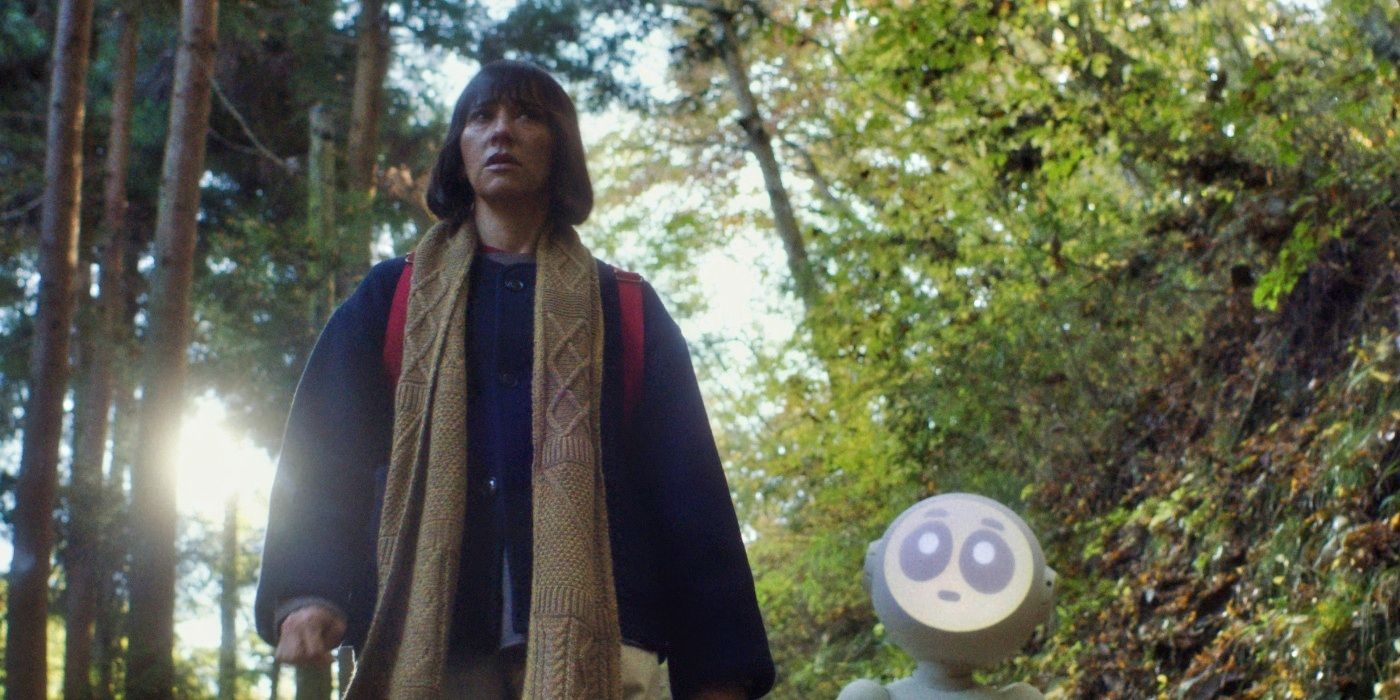 Rashida Jones as Suzie and the robot Sunny in Episode 5