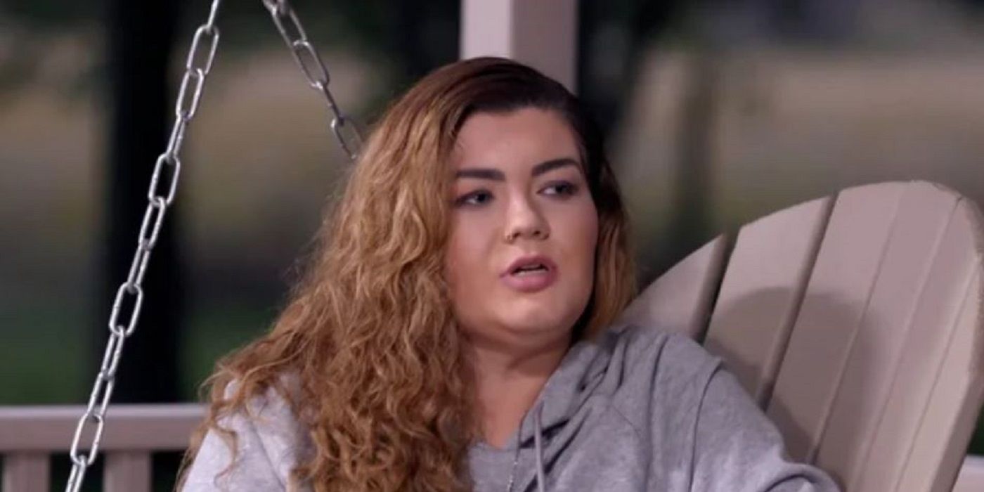 'Teen mom' star Amber Portwood talking during an episode of the show, wearing gray colored clothes