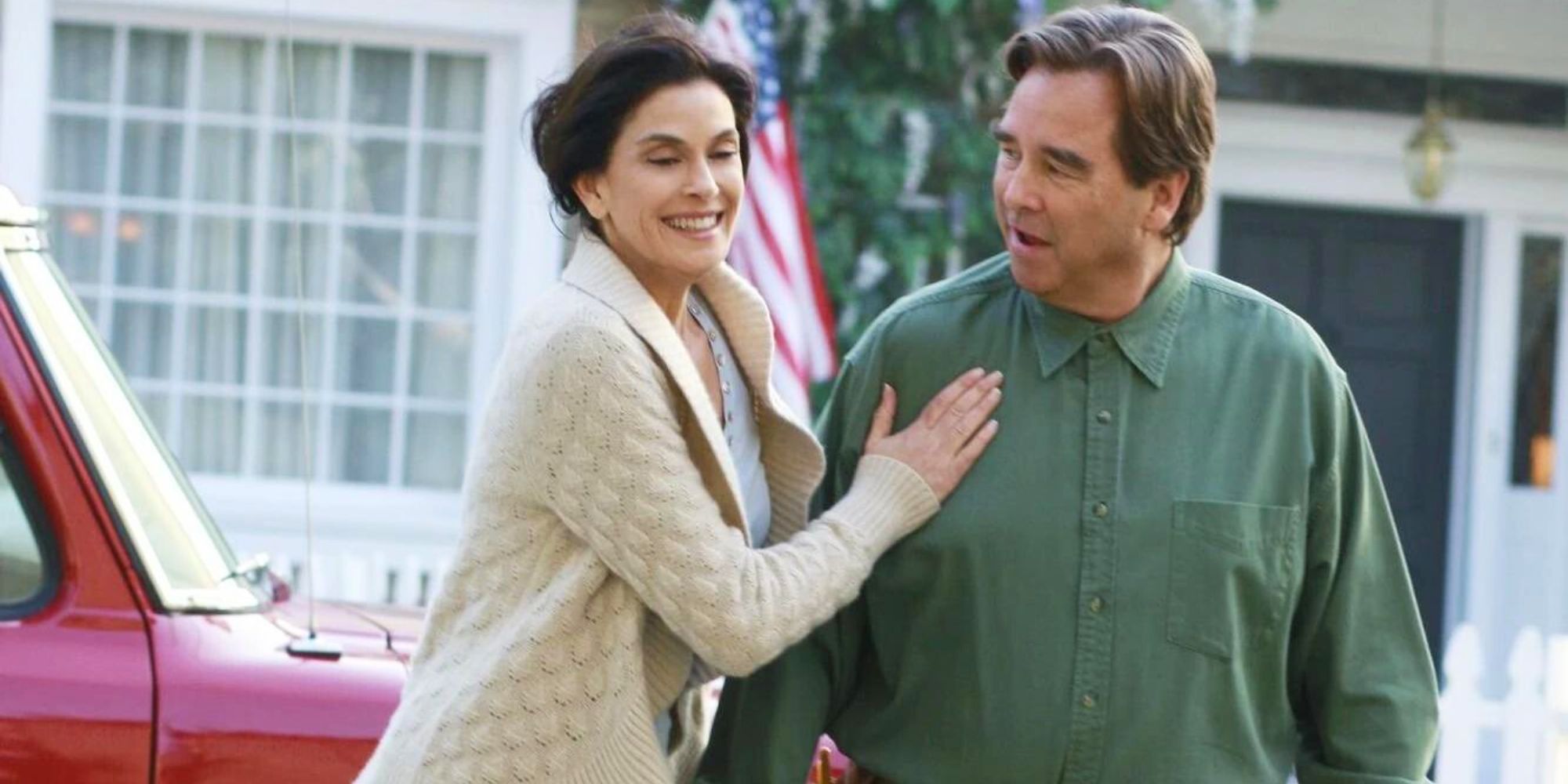 Teri Hatcher walking with Beau Bridges in front of a house in Desperate Housewives