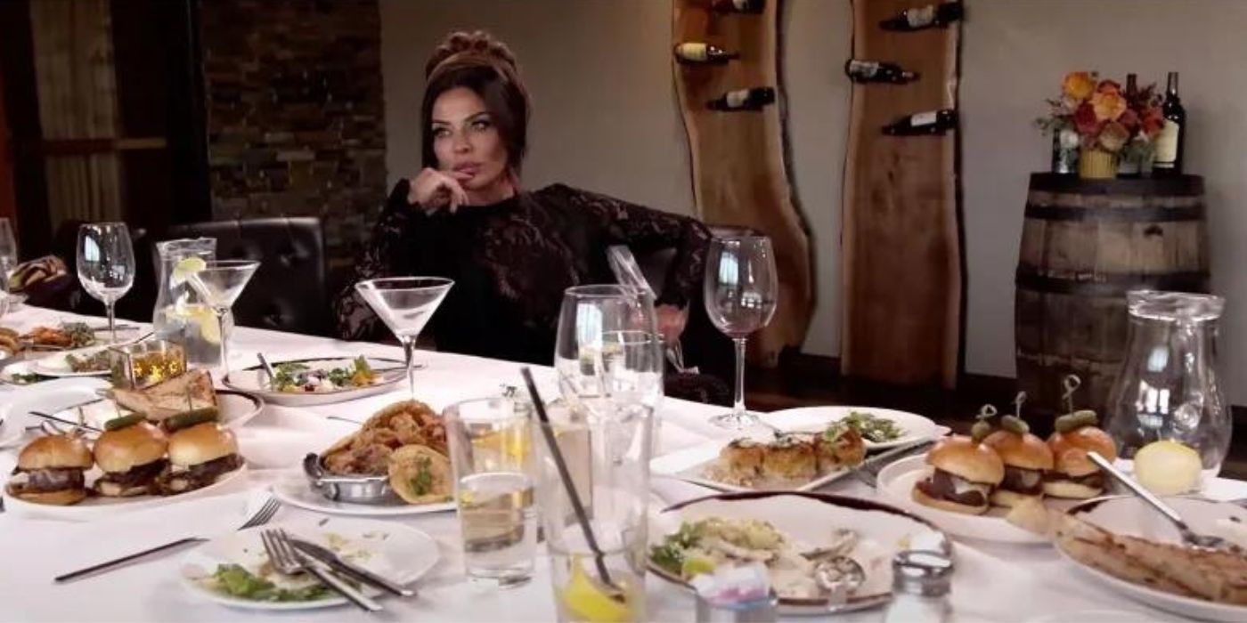 En el final de la temporada 14 de The Real Housewives of New Jersey, Dolores está sentada sola después de su última cena.