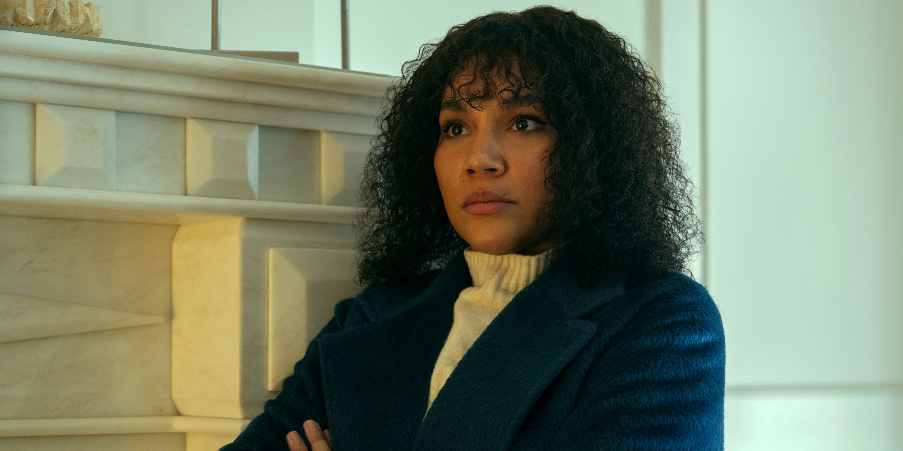 Emmy Raver-Lampman como Alison Hargreaves mira hacia adelante con los brazos cruzados en The Umbrella Academy