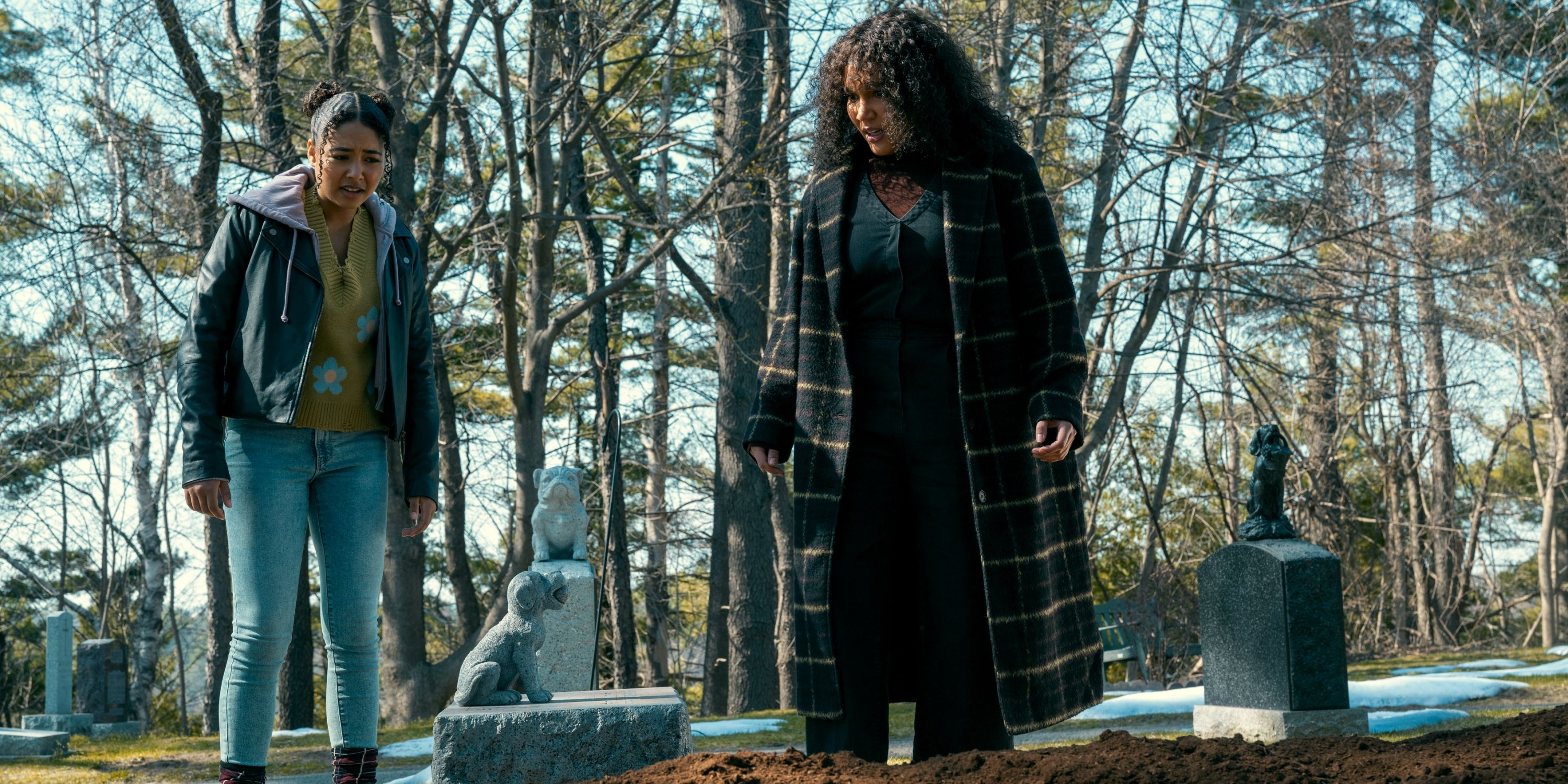 Emmy Raver-Lampman, que interpreta a Alison, y Millie Davis, que interpreta a Claire, se encuentran en un cementerio de The Umbrella Academy.