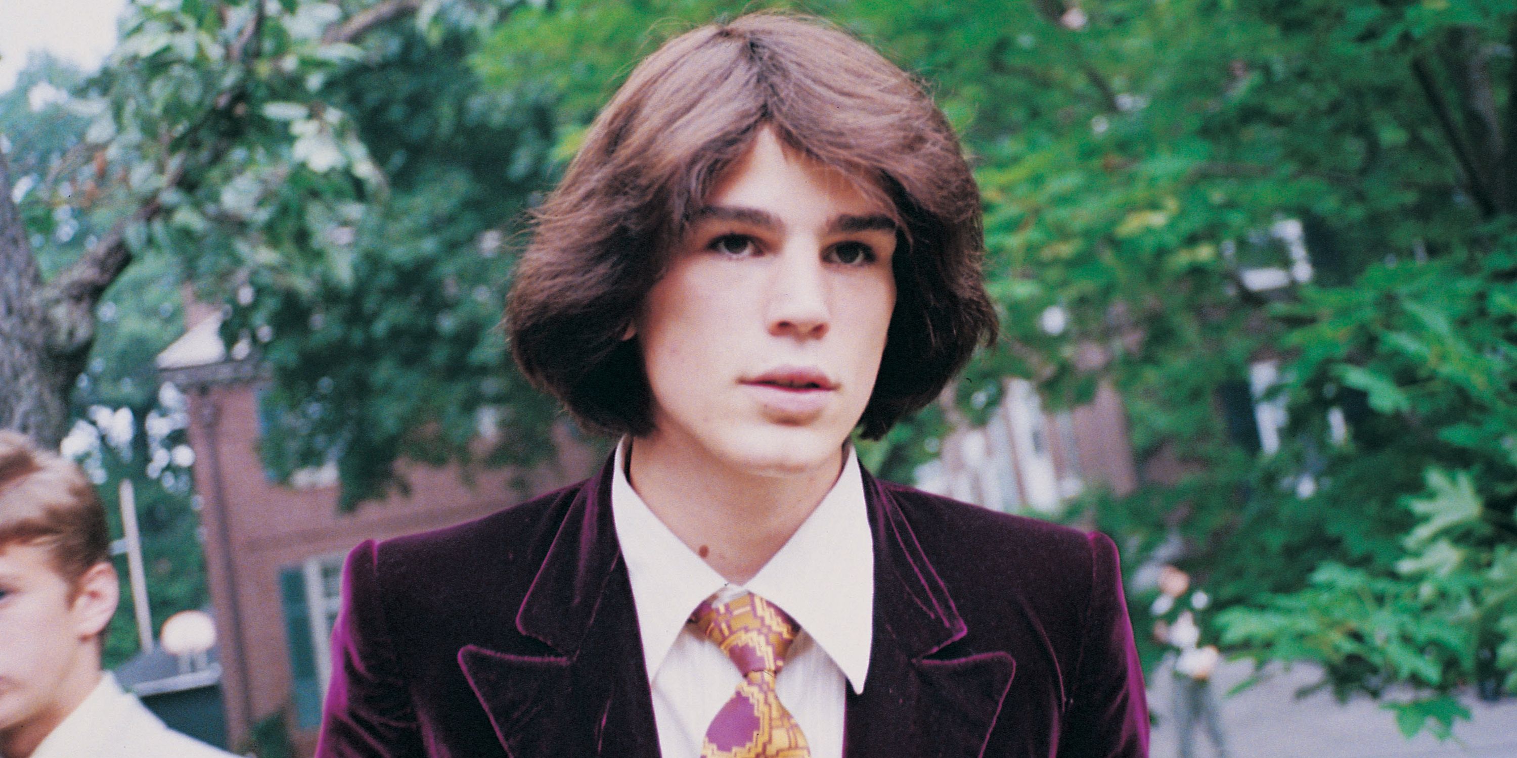 Josh Hartnett as Trip Fontaine with floppy hair standing outside in The Virgin Suicides