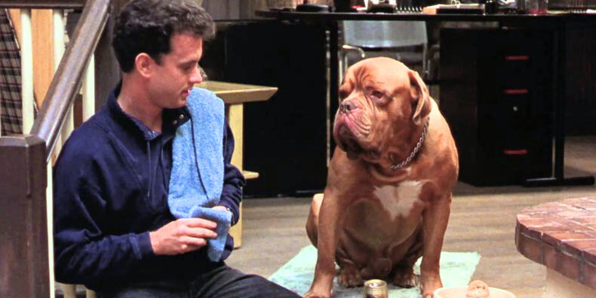 Tom Hanks sitting next to the dog Hooch in Turner & Hooch (1989)