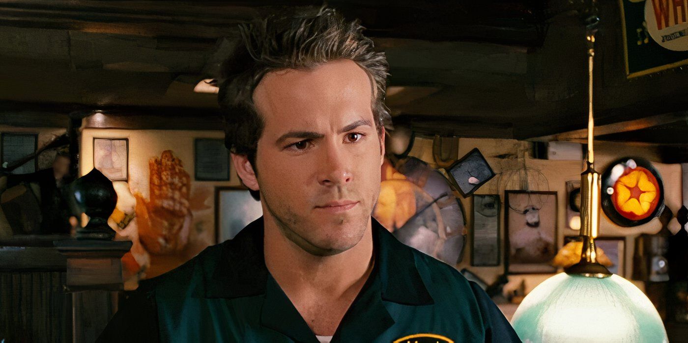 Ryan Reynolds as Monty with a stern and annoyed look on his face while serving a table in 'Waiting...' (2005)