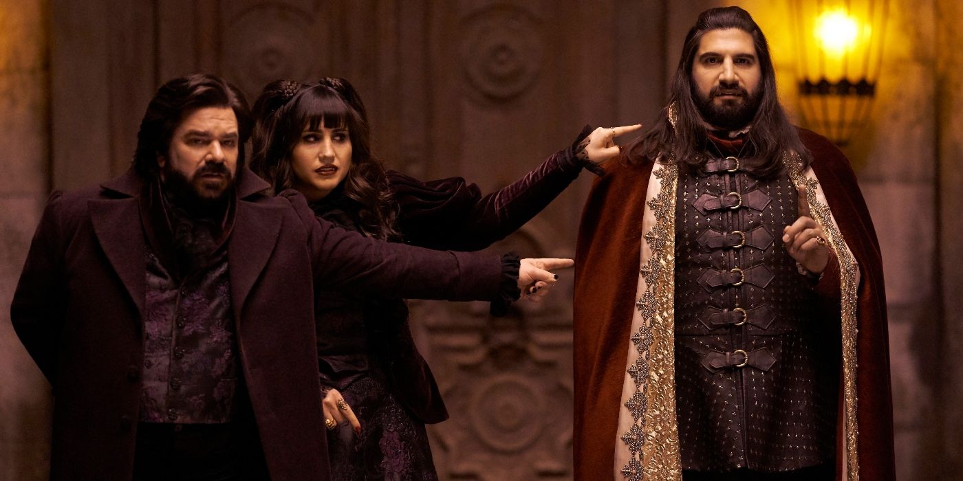 Matt Berry y Natasia Demetriou señalan con el dedo a Kayvan Novak en la temporada 1 de What We Do in the Shadows