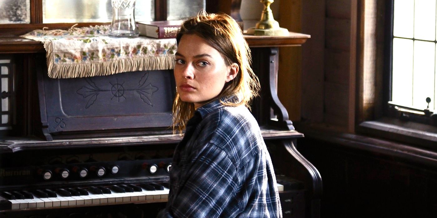 Margot Robbie as Anne sitting by a piano in Z for Zachariah 