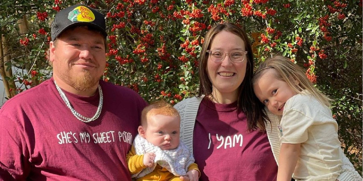 Lauryn "Pumpkin" Efird and Josh Efird posing for a picture with their kids