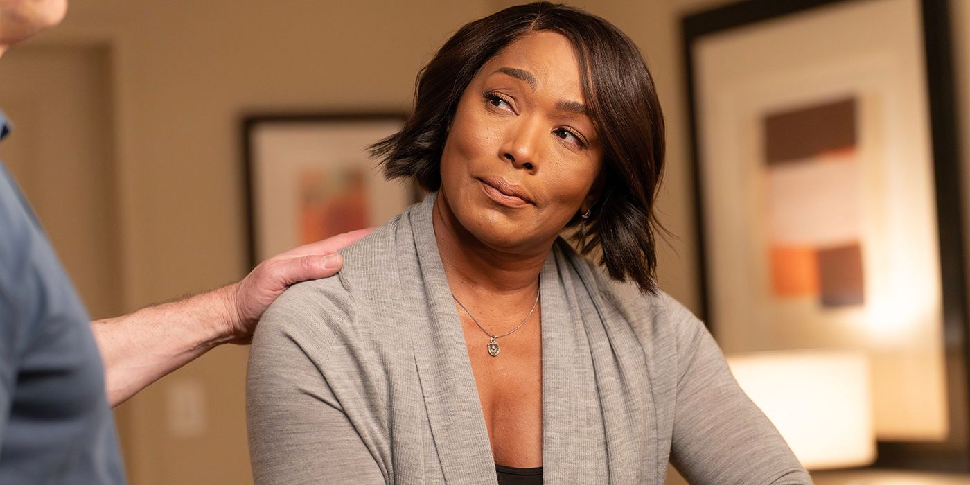 Angela Bassett as Athena smiling up at Bobby in 9-1-1