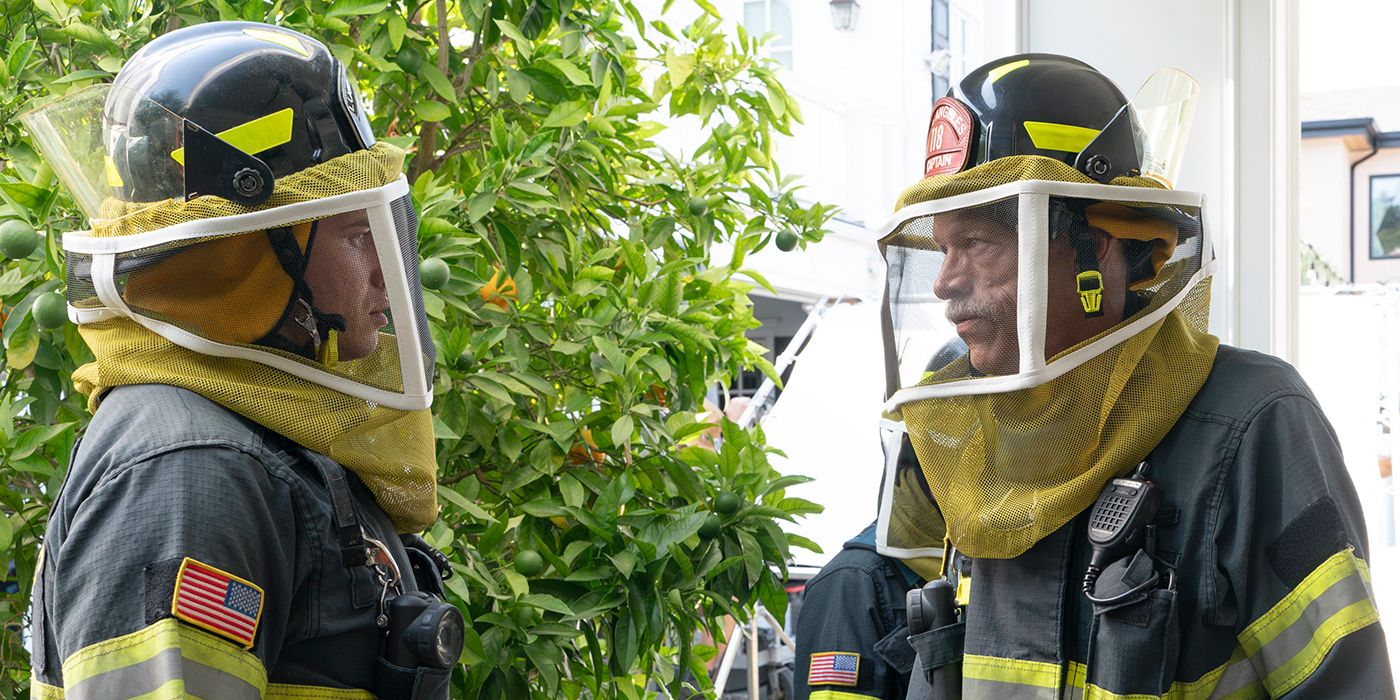 El Capitán Gerrard y Buck se enfrentan en el 9-1-1 vistiendo uniformes de bombero y redes de apicultura sobre la cara.